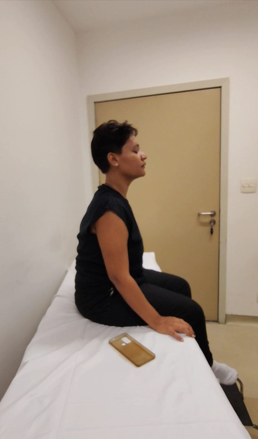 Avaliação postural de paciente sentada na maca